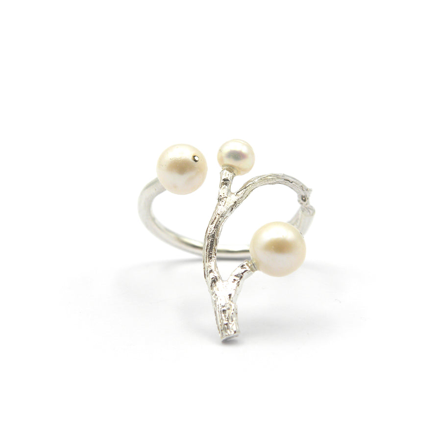 Anello rametto e perle bianche