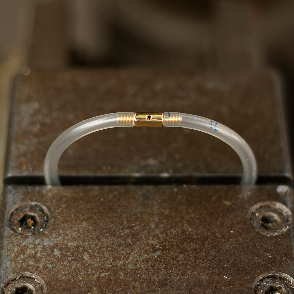 ÀMANO - Bracciale in ottone dorato e polietilene
