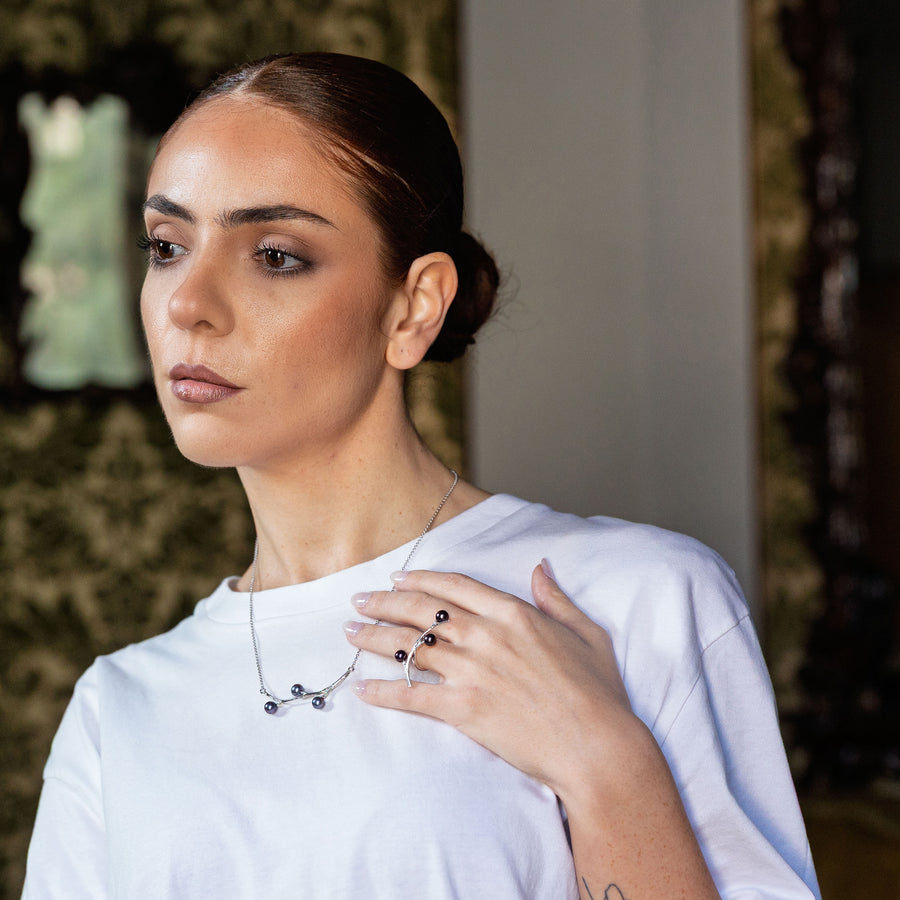 Forest's sign - Pendant with grey pearls 