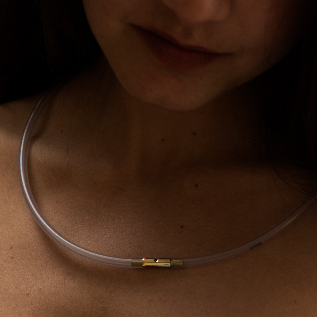 ÀMANO - Collana in ottone dorato e polietilene